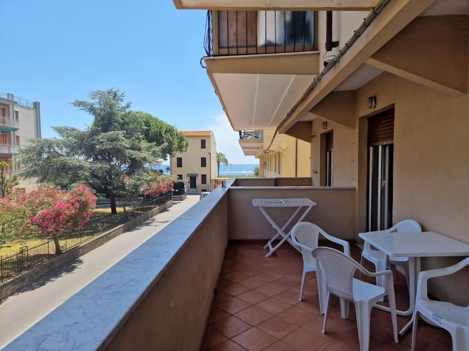 50 Metri Dal Mare - Free Parking E A/C Apartment Pietra Ligure Ngoại thất bức ảnh
