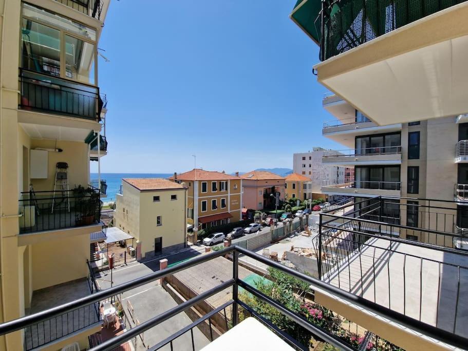50 Metri Dal Mare - Free Parking E A/C Apartment Pietra Ligure Ngoại thất bức ảnh