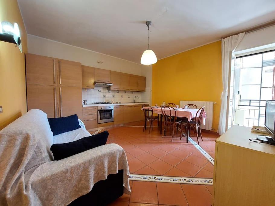 50 Metri Dal Mare - Free Parking E A/C Apartment Pietra Ligure Ngoại thất bức ảnh