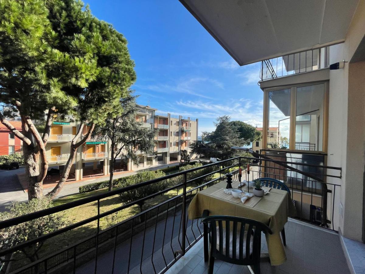 50 Metri Dal Mare - Free Parking E A/C Apartment Pietra Ligure Ngoại thất bức ảnh