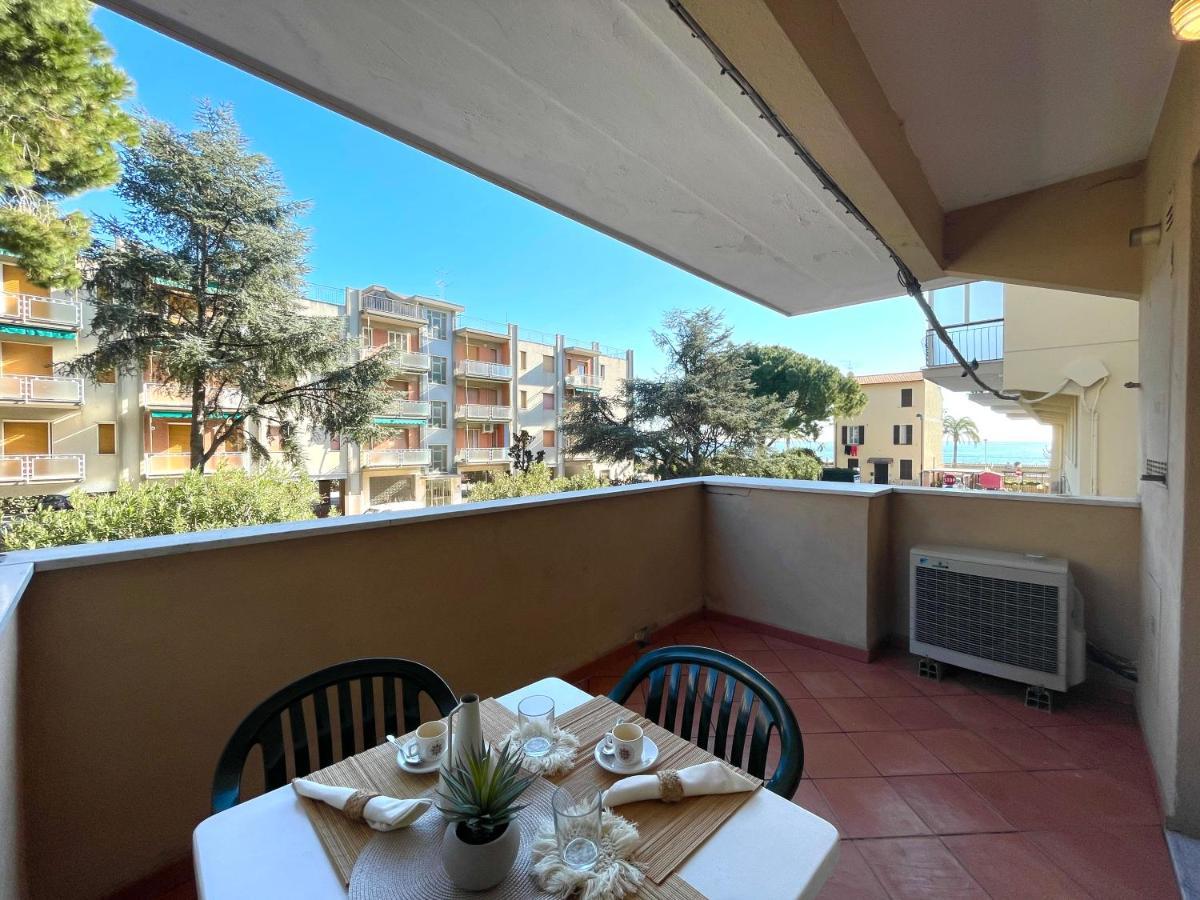 50 Metri Dal Mare - Free Parking E A/C Apartment Pietra Ligure Ngoại thất bức ảnh