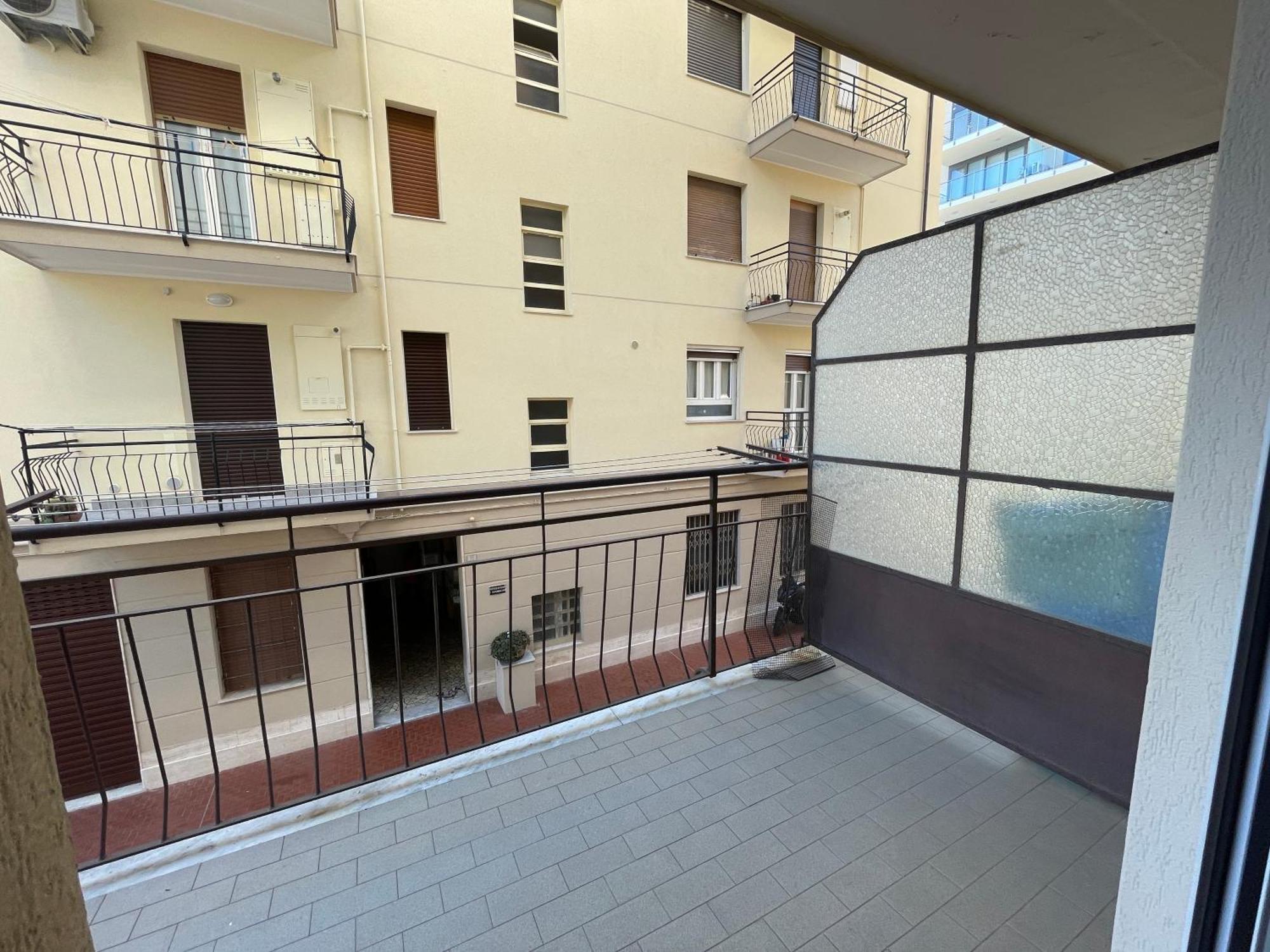 50 Metri Dal Mare - Free Parking E A/C Apartment Pietra Ligure Phòng bức ảnh