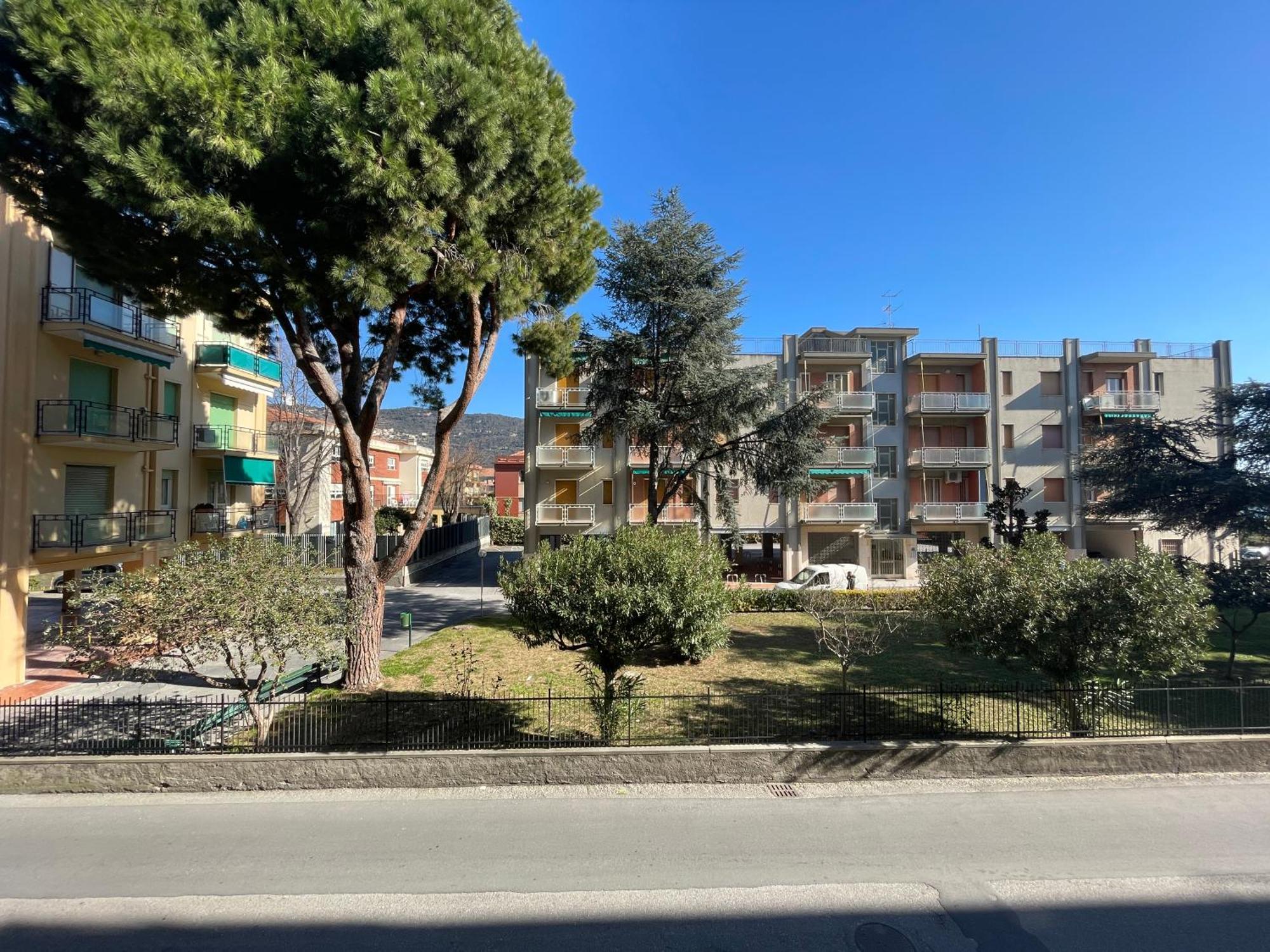 50 Metri Dal Mare - Free Parking E A/C Apartment Pietra Ligure Phòng bức ảnh