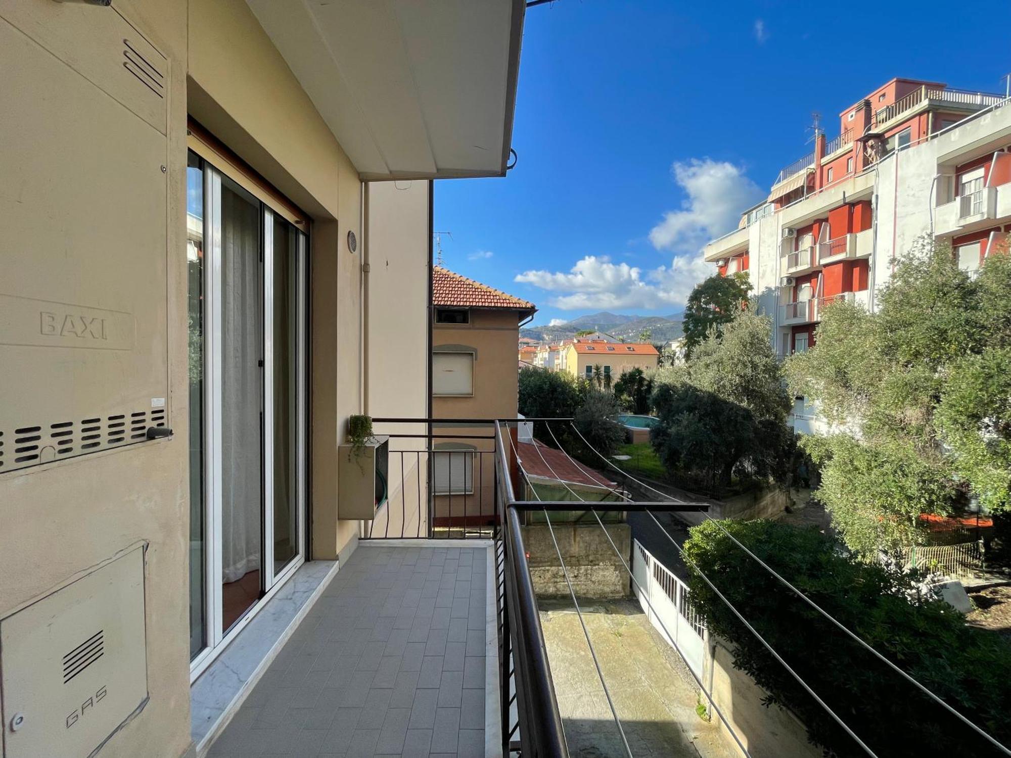 50 Metri Dal Mare - Free Parking E A/C Apartment Pietra Ligure Phòng bức ảnh
