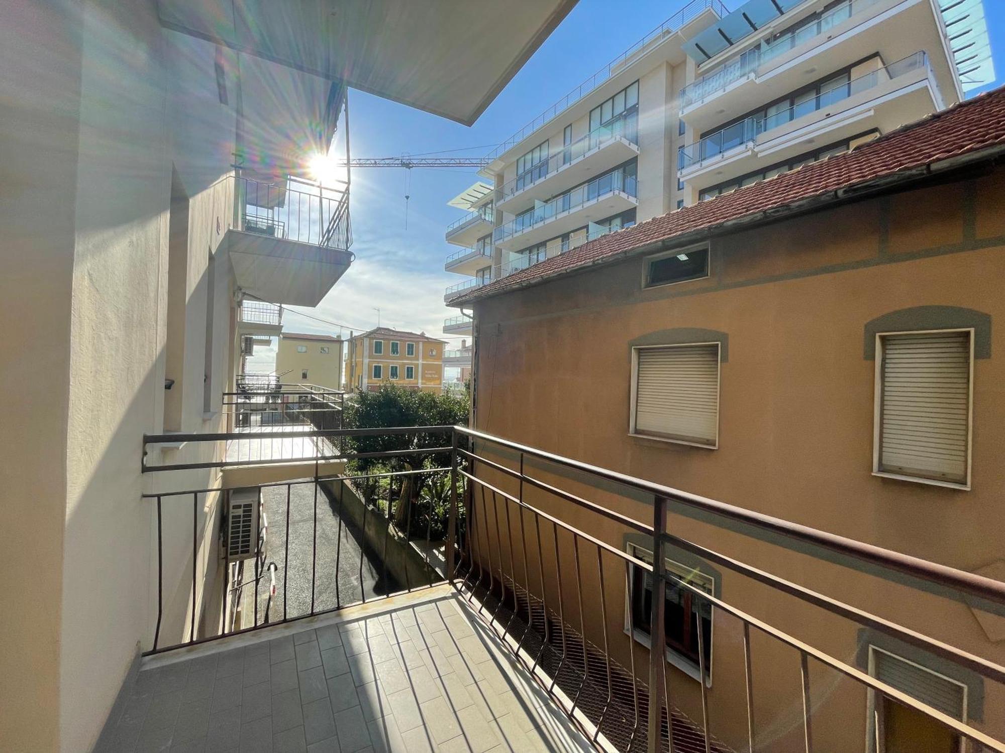 50 Metri Dal Mare - Free Parking E A/C Apartment Pietra Ligure Phòng bức ảnh